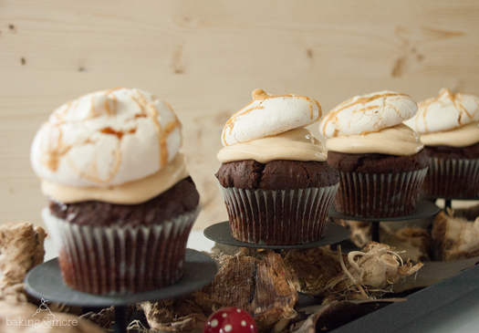 Schoko-Cupcakes mit Erdnussbutter-Frosting und Baiserhäubchen