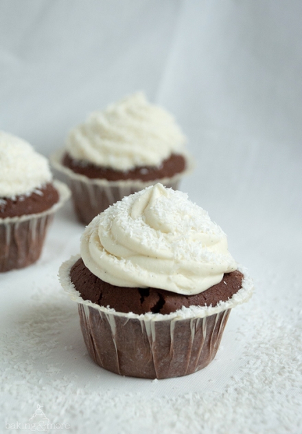 Schoko-Kokos-Cupcakes {Chocolate Coconut Cupcakes} | baking &amp; more