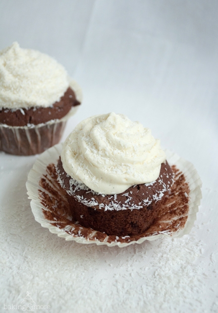 Schoko-Kokos-Cupcakes {Chocolate Coconut Cupcakes} | baking &amp; more